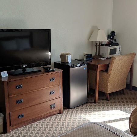 Boarders Inn And Suites By Cobblestone Hotels - Ripon Екстериор снимка
