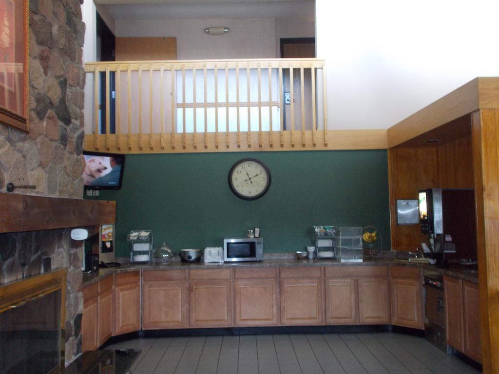 Boarders Inn And Suites By Cobblestone Hotels - Ripon Екстериор снимка