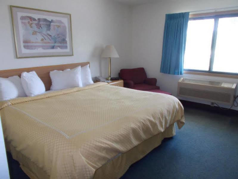 Boarders Inn And Suites By Cobblestone Hotels - Ripon Екстериор снимка