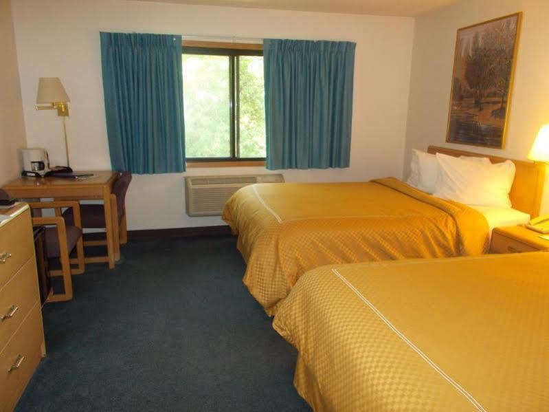 Boarders Inn And Suites By Cobblestone Hotels - Ripon Екстериор снимка