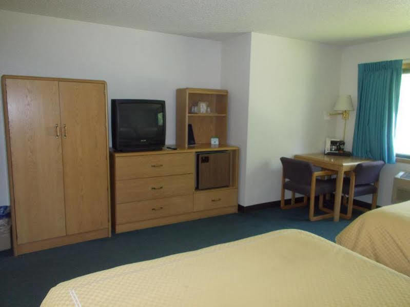 Boarders Inn And Suites By Cobblestone Hotels - Ripon Екстериор снимка