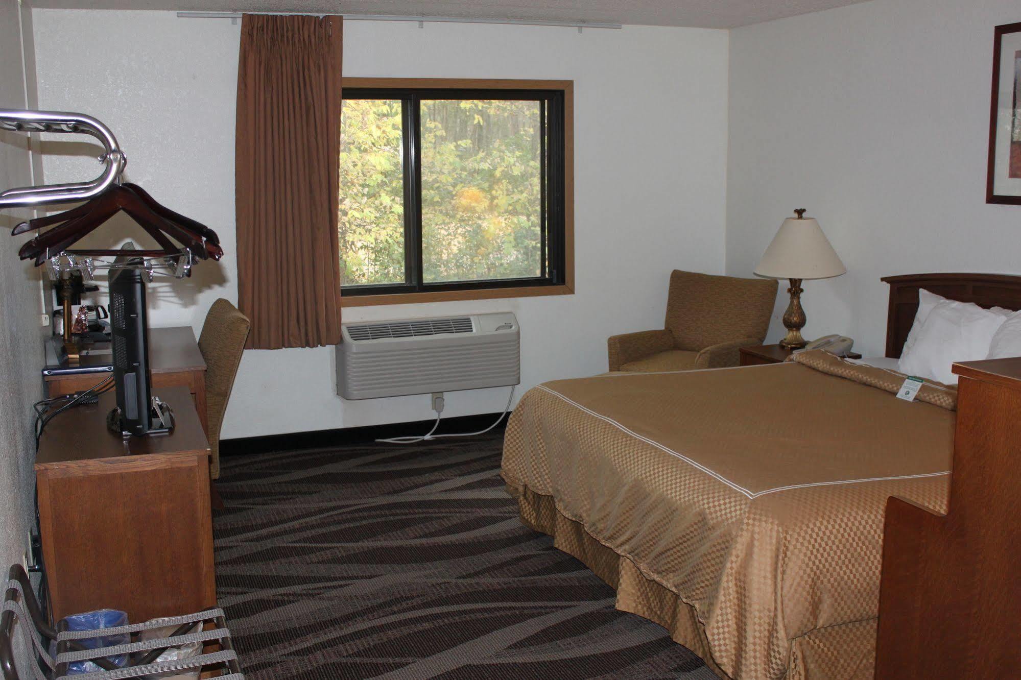 Boarders Inn And Suites By Cobblestone Hotels - Ripon Екстериор снимка