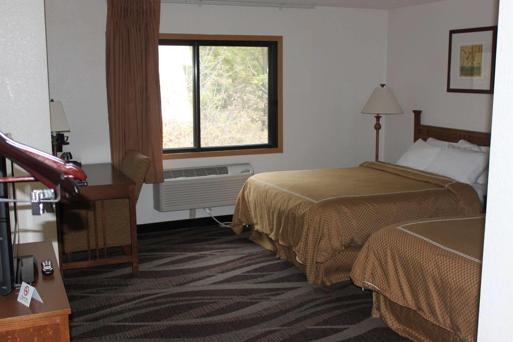 Boarders Inn And Suites By Cobblestone Hotels - Ripon Екстериор снимка