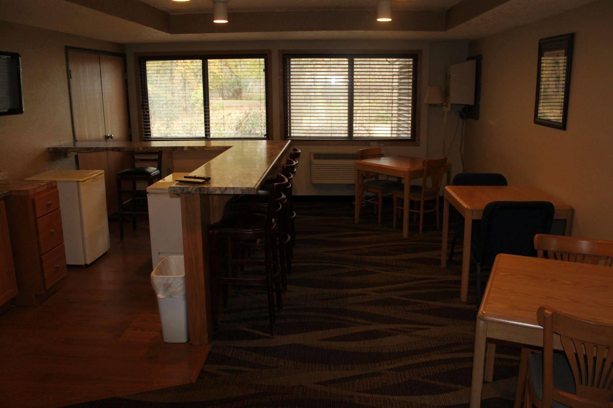 Boarders Inn And Suites By Cobblestone Hotels - Ripon Екстериор снимка