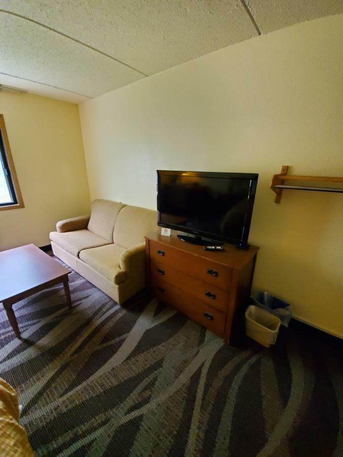 Boarders Inn And Suites By Cobblestone Hotels - Ripon Екстериор снимка