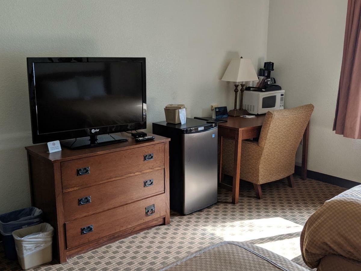 Boarders Inn And Suites By Cobblestone Hotels - Ripon Екстериор снимка