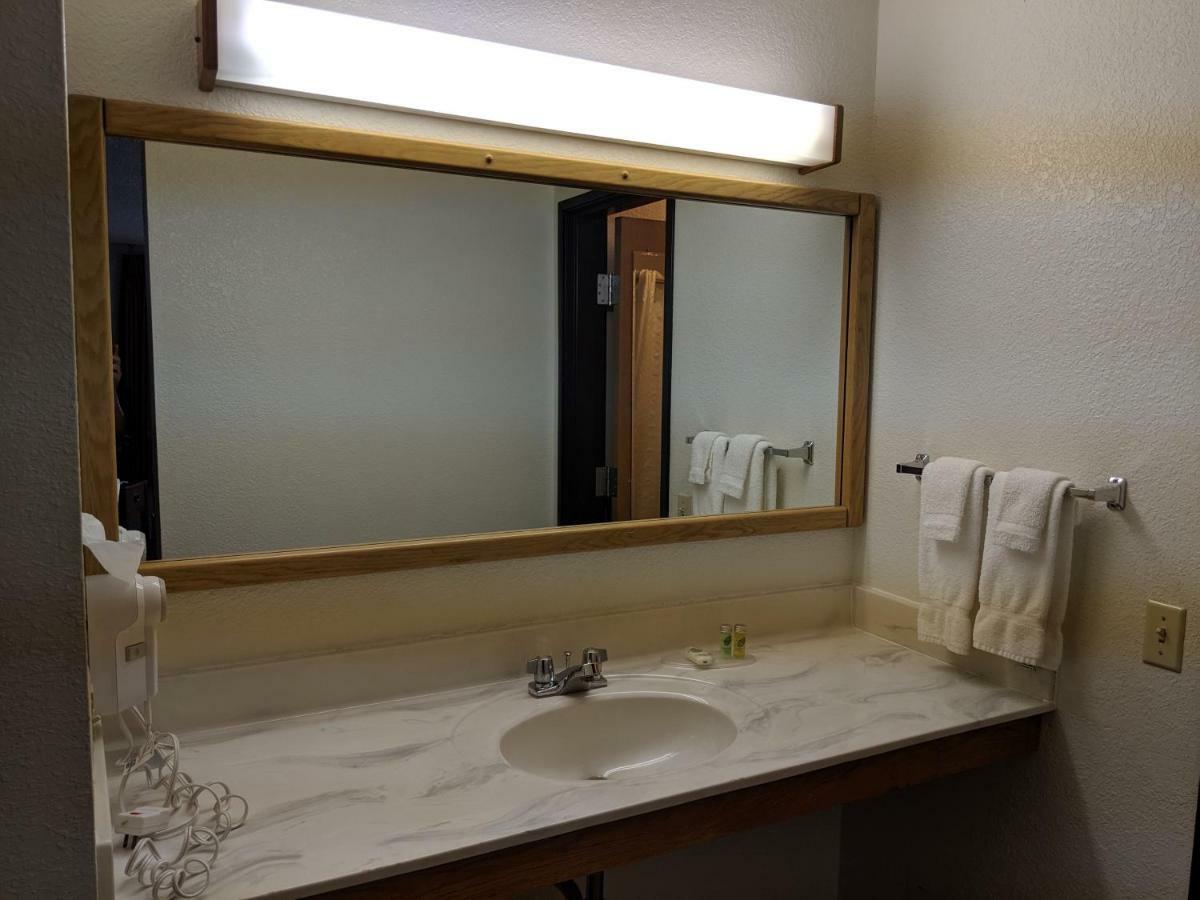 Boarders Inn And Suites By Cobblestone Hotels - Ripon Екстериор снимка